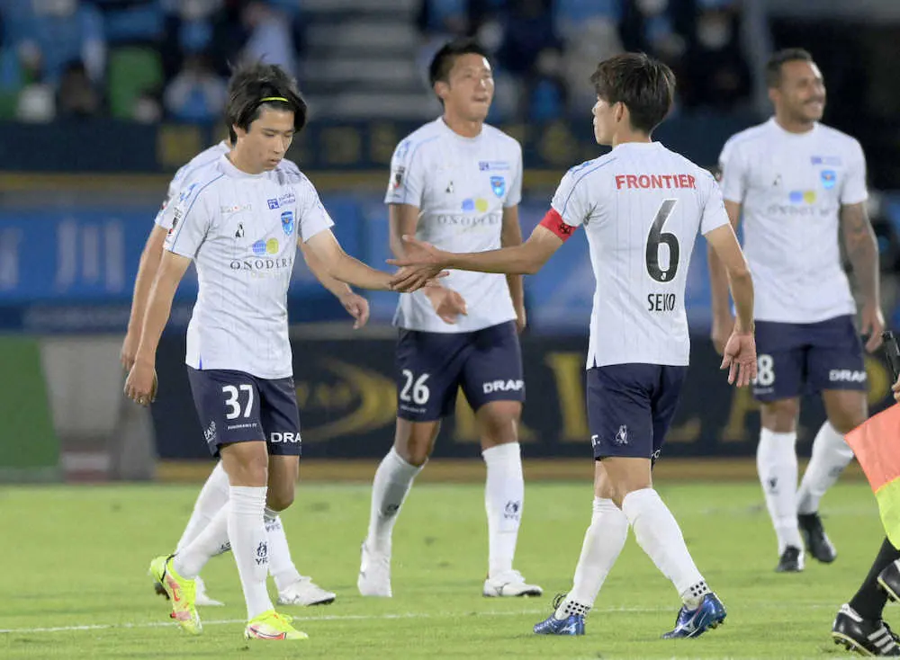 湘南に敗れ、肩を落とす松尾（左端）ら横浜FCイレブン