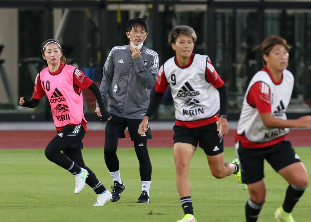 女子サッカー日本代表なでしこジャパンの池田監督（左から2人目）