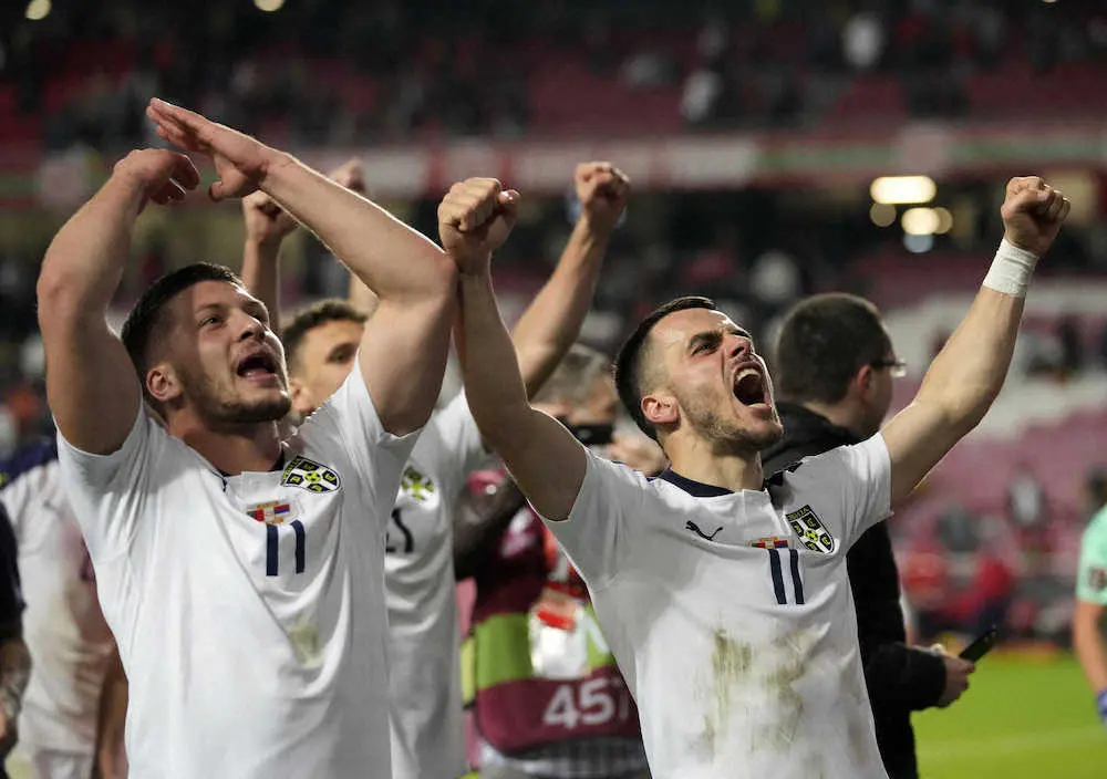 ＜セルビア・ポルトガル＞ポルトガルを下し逆転突破を決め喜ぶセルビアの選手たち（AP）