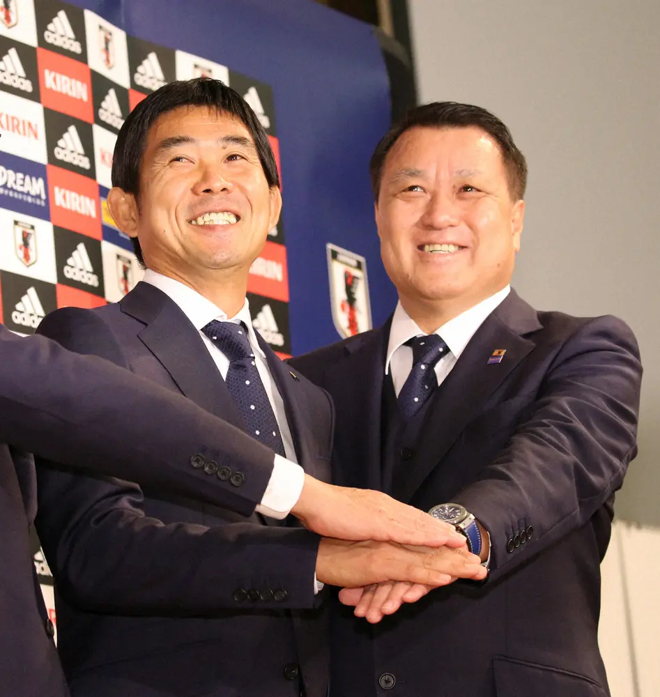 日本サッカー協会の田嶋会長（右）と日本代表の森保監督