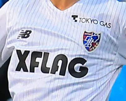ミクシィがFC東京のユニホームに掲出しているXFLAGのロゴ