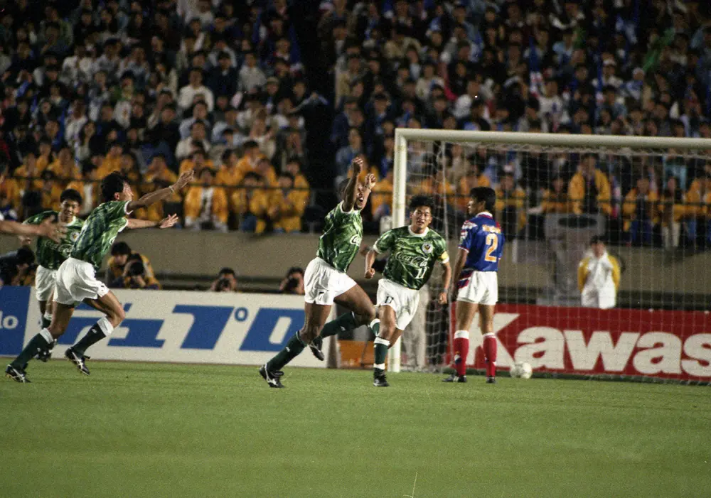 93年5月15日、前半19分、Ｖ川崎のＦＷヘニー・マイヤーが横浜M戦で記念すべきＪリーグ1号ゴールを決め喜ぶ