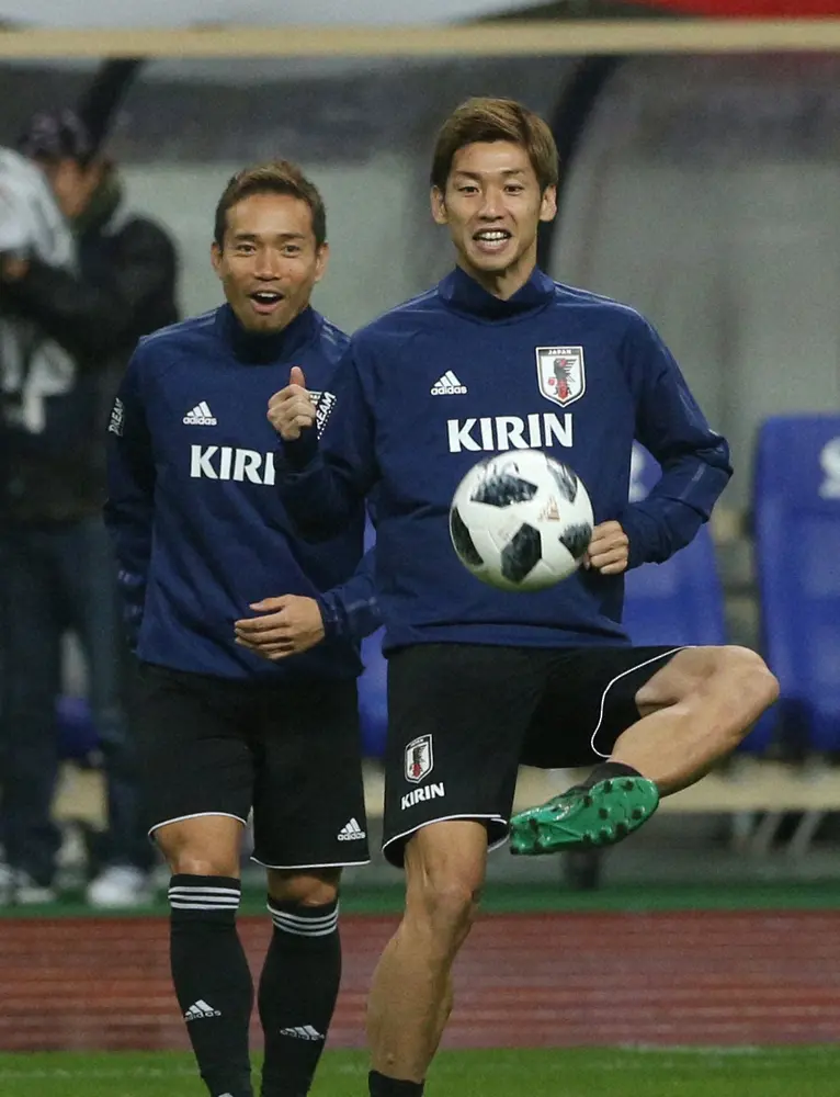 男子サッカー日本代表のFW大迫（右）と長友