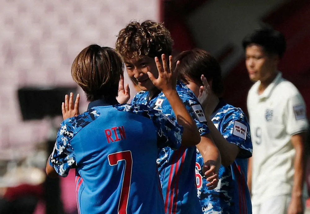 ＜女子アジア杯準々決勝＞タイ戦でゴールが決まり、MF隅田（左）と喜び合うＦＷ菅沢（ロイター）