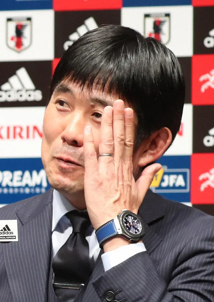 汗を左手で抑える男子サッカー日本代表の森保監督