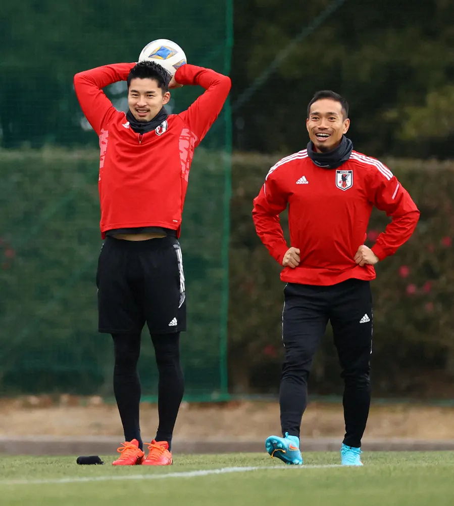 日本代表練習でリラックスした表情を浮かべるDF中山（左）と長友