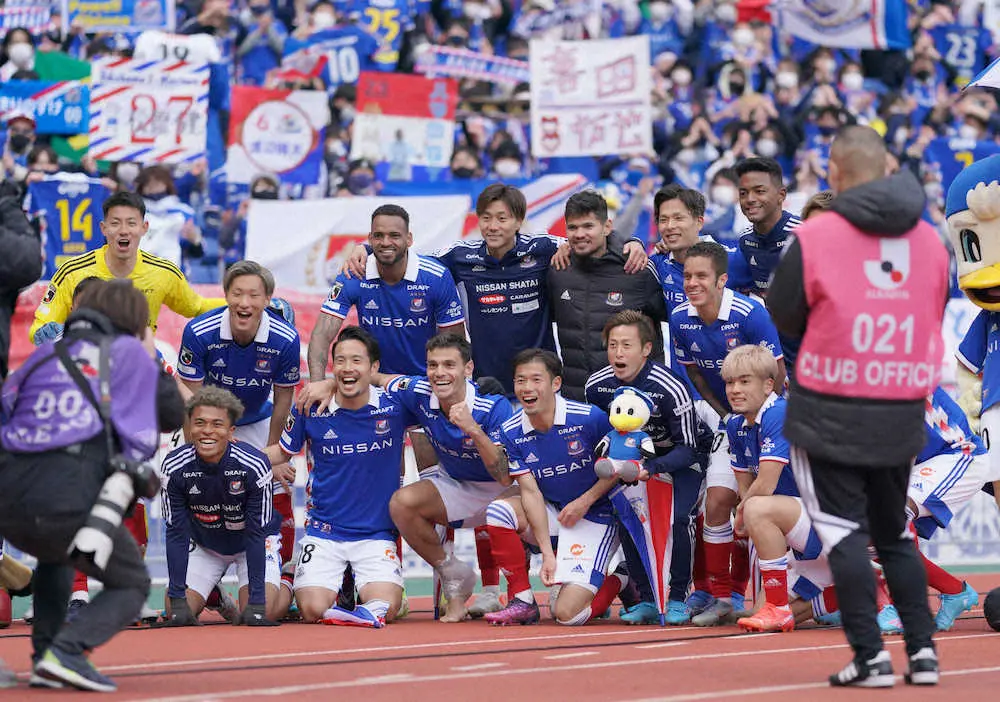 【画像・写真】＜横浜・川崎F＞川崎Fに勝利し、笑顔で記念撮影する仲川（前列右から2人目）ら横浜イレブン（撮影・木村　揚輔）