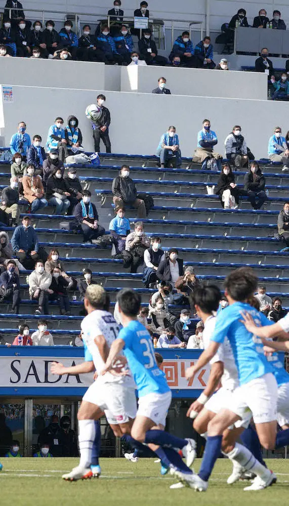 ＜横浜FC・長崎＞試合を観戦する三浦知良（撮影・木村　揚輔）　　中央上にいます