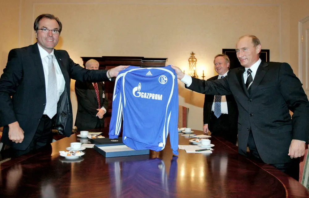 シャルケは2007年からガスプロム社と契約。以降15年に及びユニホームの正面には「Gazprom（ガスプロム」のロゴを入れてきたが…（ロイター）