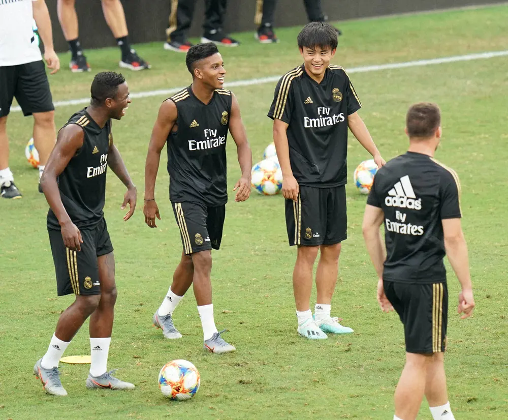 2019年7月、レアル・マドリード加入“直後”の久保が （左から）ビニシウス、ロドリゴらと練習中に笑顔を見せる