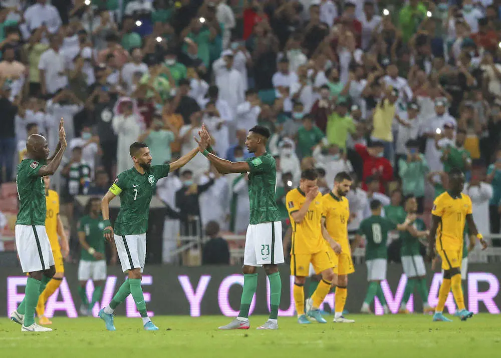 <サウジアラビア・オーストラリア>W杯最終予選の最終戦を勝利で飾り喜ぶサウジアラビアイレブン（AP）