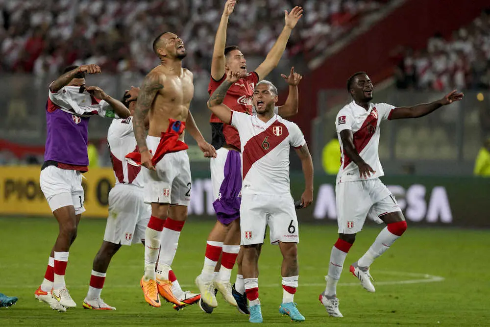 パラグアイを2―0で破り喜びを爆発させるペルーの選手（AP　）