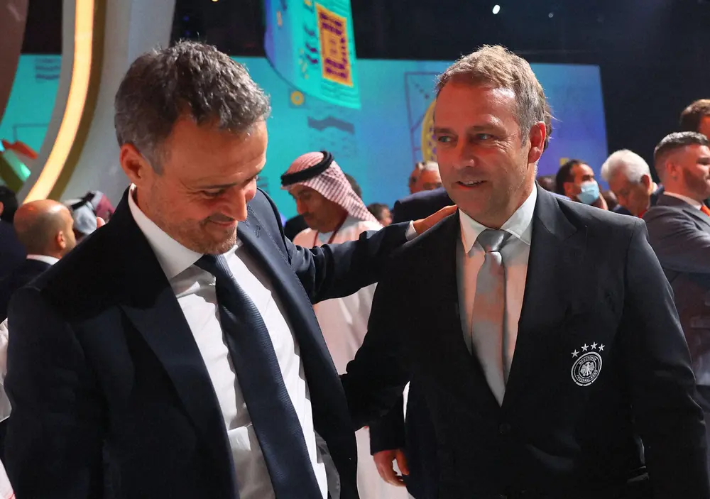 カタールW杯抽選会でスペイン代表エンリケ監督（左）と談笑するドイツ代表フリック監督（ロイター）