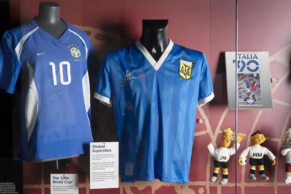 サッカーの1986年W杯メキシコ大会準々決勝で故マラドーナ氏が着用したユニホーム（中央）＝AP