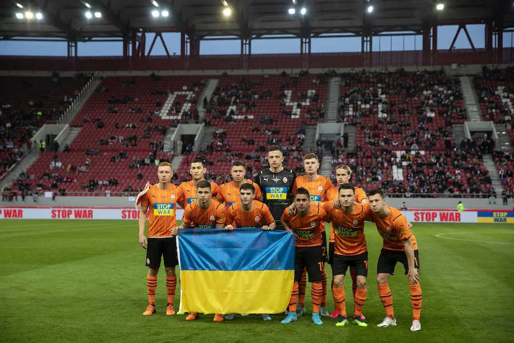 シャフタル・ドネツクの選手たち。胸には「STOP WAR」（AP）