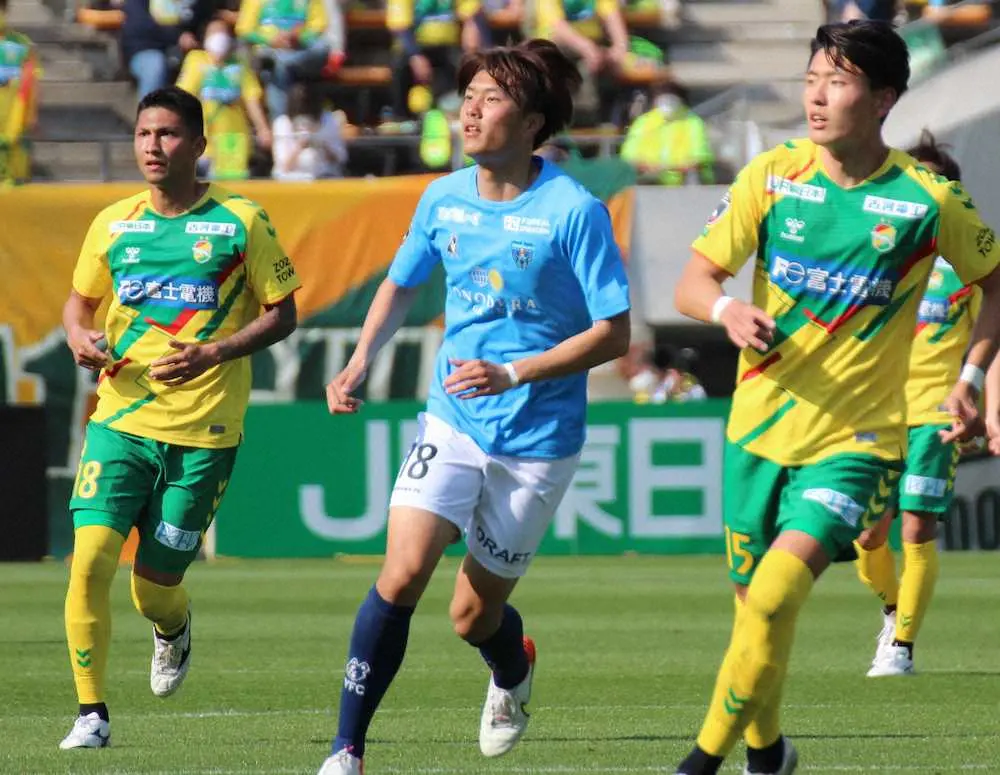 ＜千葉・横浜FC＞4試合連続得点をマークした横浜FCのFW小川航基（中央）