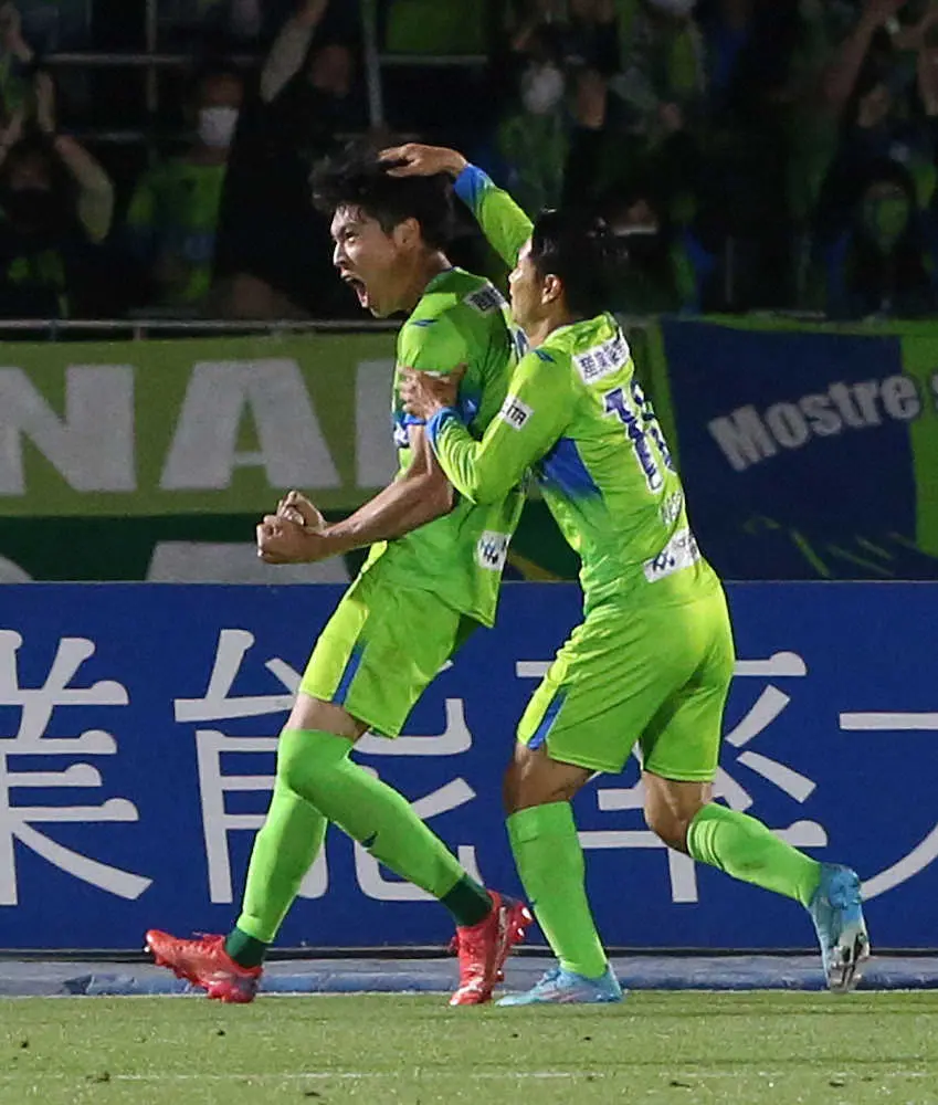 ＜湘南・FC東京＞後半、PKでゴールを決め喜ぶ湘南・町野（左）（撮影・西海健太郎）　