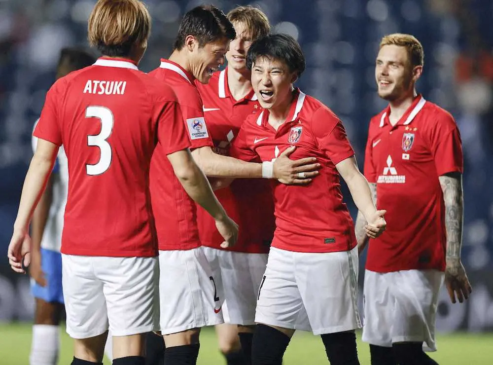 後半、チーム4点目のゴールを決め喜ぶ浦和・松尾（右から2人目）