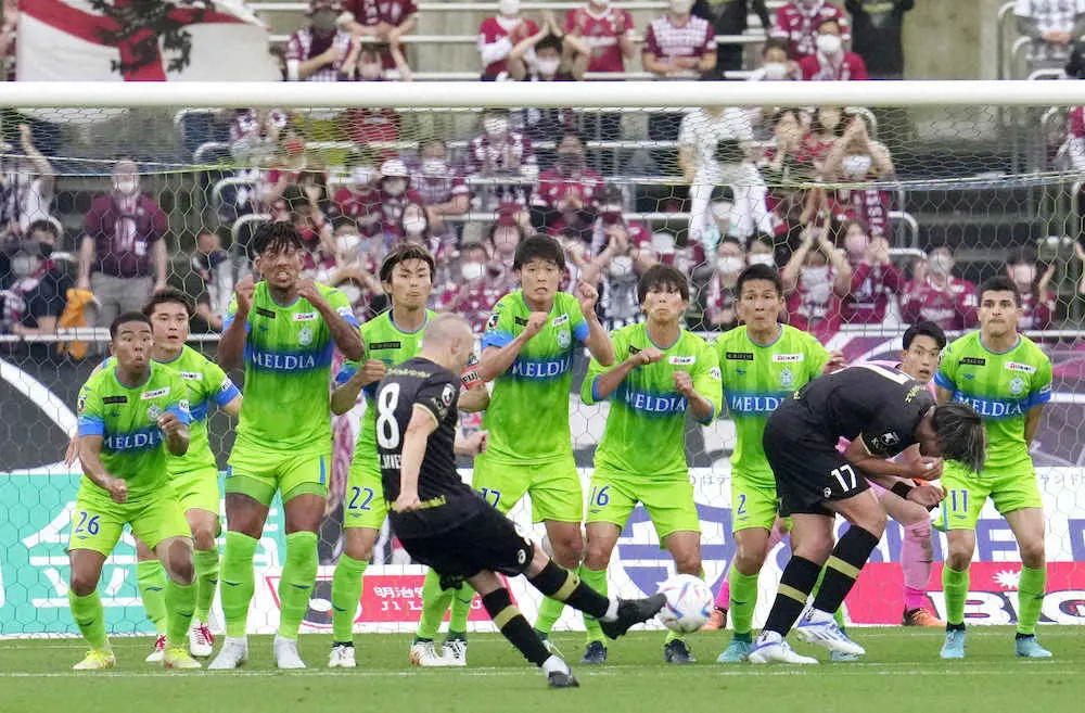 ＜湘南・神戸＞試合終了間際、FKを放つ神戸・イニエスタ。ボールはゴールに吸い込まれたが武藤の手に当たったとしてゴールは認められず
