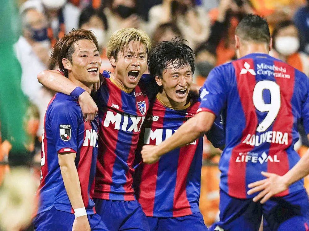 ＜清水・FC東京＞前半、先制ゴールを決めチームメートと喜ぶFC東京・小川（左から2人目）