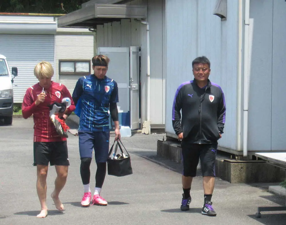 練習を終えて選手らとクラブハウスへ戻ってくる京都・チョウ監督（右端）