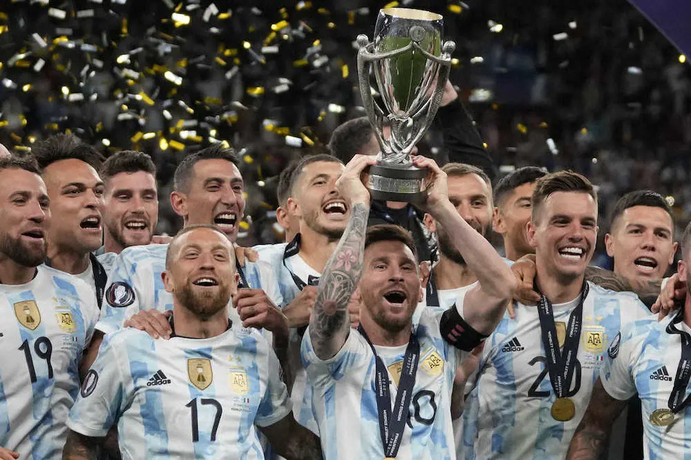 ＜アルゼンチン・イタリア＞トロフィーを掲げるメッシ（中央）らアルゼンチンの選手たち（AP）