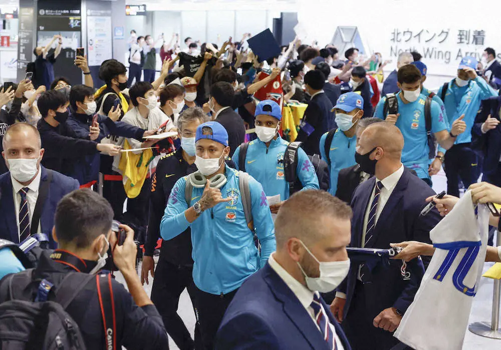 　成田空港に到着し、大勢のファンに迎えられるサッカーブラジル代表。手前はネイマール＝3日