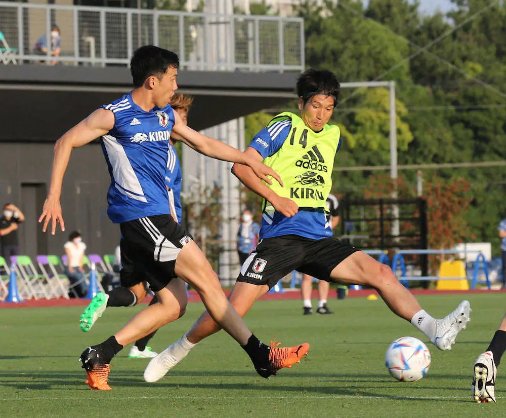 ＜サッカー日本代表練習＞ボールに足を伸ばす原口（右）（撮影・西海健太郎）