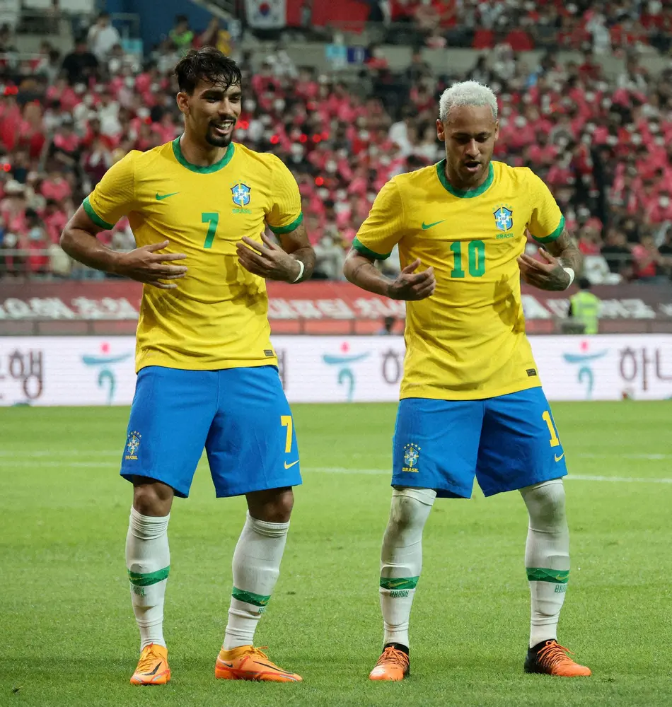 ＜韓国・ブラジル＞仲良くゴールパフォーマンスをするブラジル代表FWネイマール（右）とMFパケタ（ロイター）