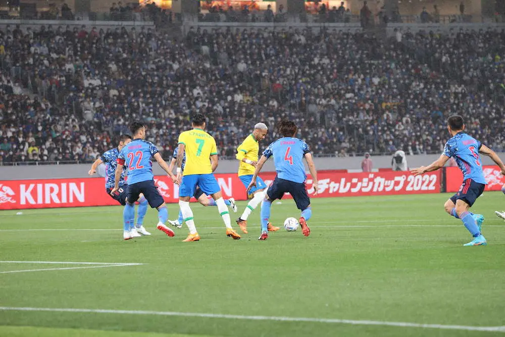 ＜日本・ブラジル＞前半開始早々、ブラジル代表FWネイマール（右から3人目）がヒールパスから好機を演出（撮影・小海途　良幹）