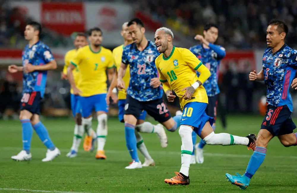 日本戦でゴールを決め喜ぶブラジル代表FWネイマール（右・10番）（ロイター）