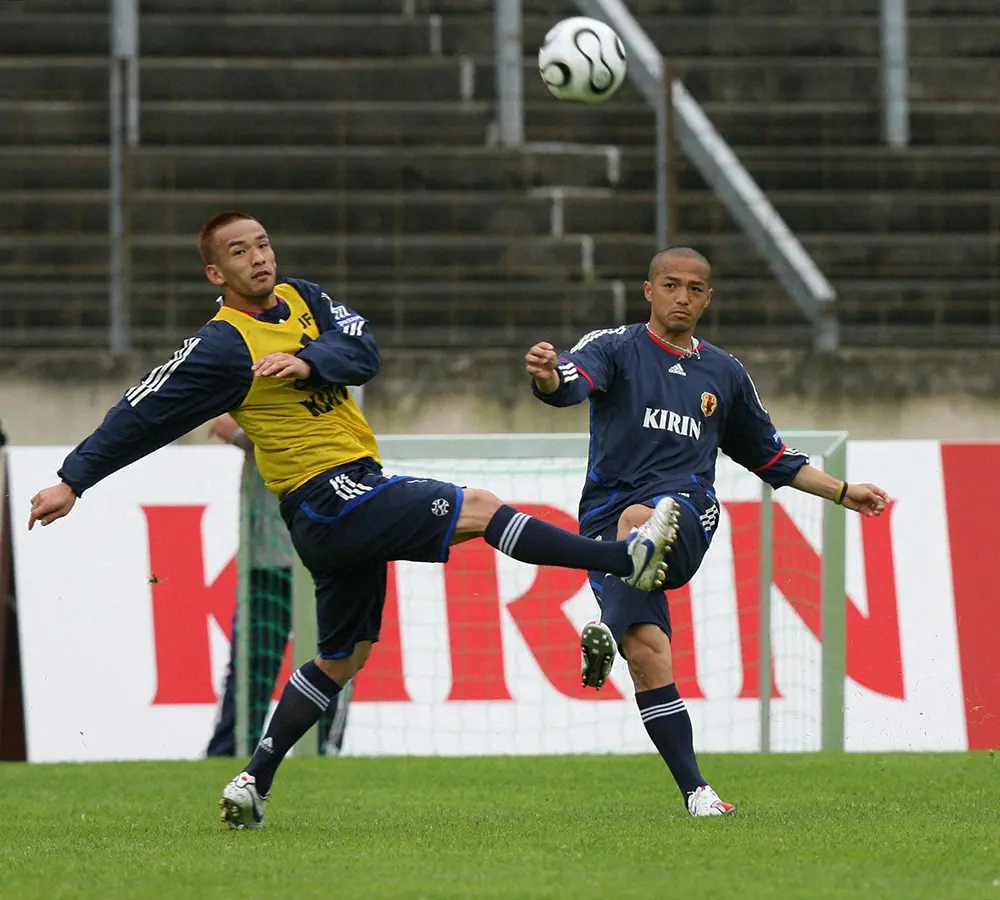 2006年Ｗ杯ドイツ大会に向けた合宿で、中田英寿（左）のプレッシャーをうけながらクロスをあげる小野伸二