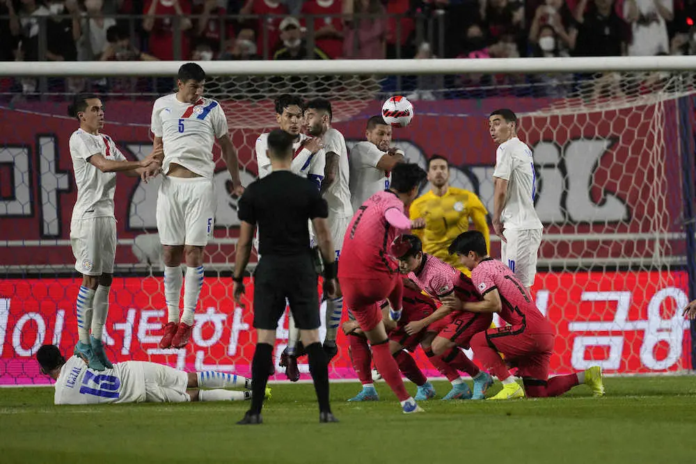 ＜韓国―パラグアイ＞後半21分、フリーキックから2試合連続ゴールを決めた韓国代表FWソン・フンミン（中央右手前）（AP）