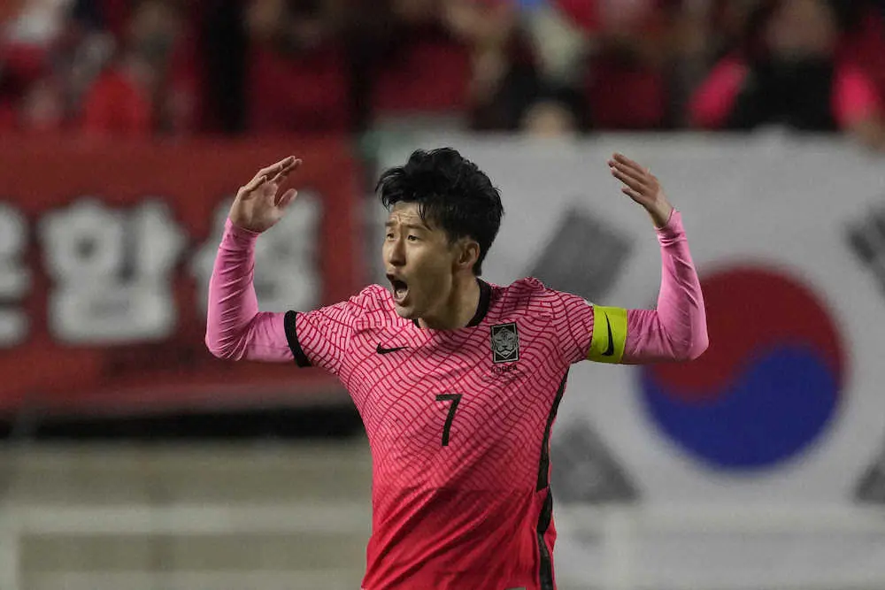 ＜韓国・パラグアイ＞後半、フリーキックからゴールを決めサポーターを奮い立たせる韓国代表FWソン・フンミン（AP）