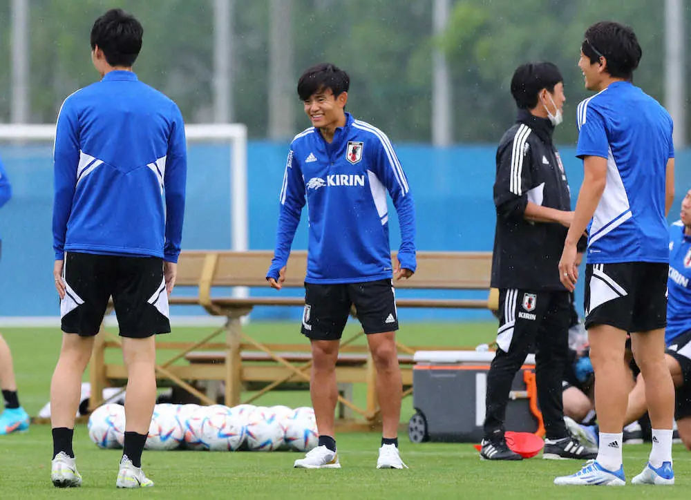 サッカー日本代表練習で笑顔を見せる久保（撮影・後藤　大輝）