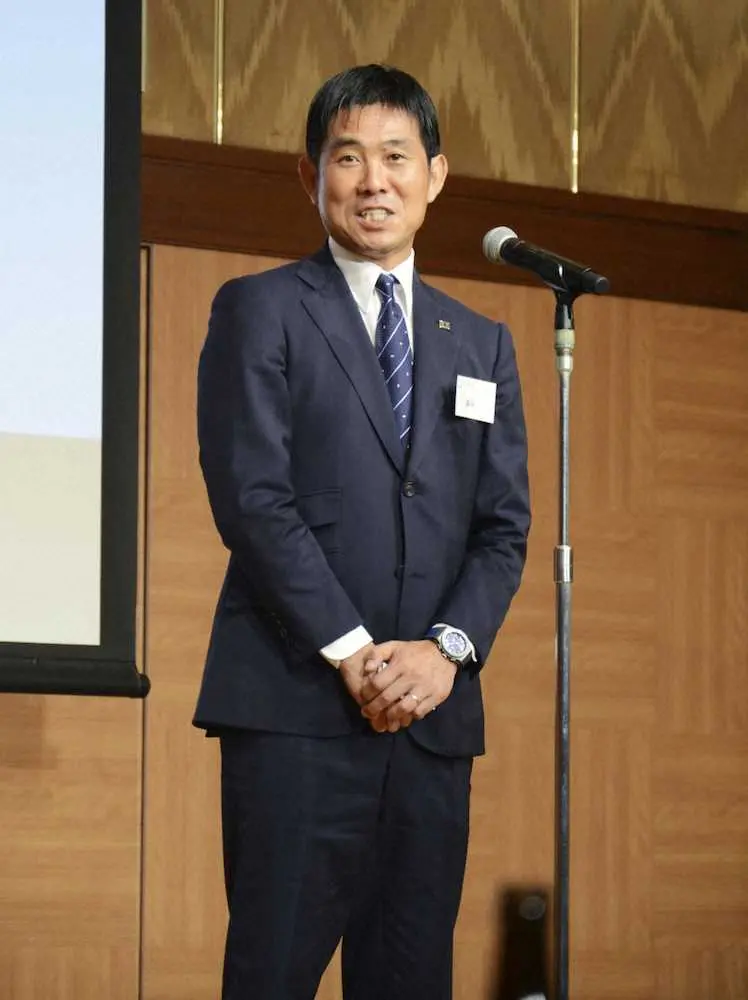 激励会で抱負を述べるサッカー日本代表の森保監督