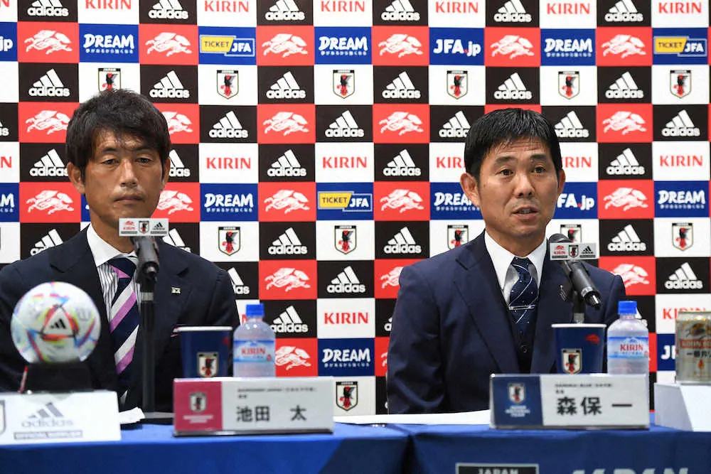 E－1選手権に臨む日本代表・森保監督（右）となでしこジャパン・池田監督（C）JFA