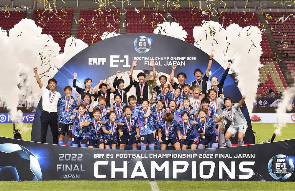 東アジアE―1選手権2連覇を果たし、大喜びの女子日本代表ら（C）JFA