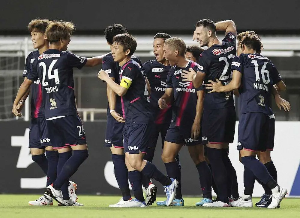 ＜C大阪・福岡＞前半、マテイヨニッチ（右から2人目）の先制ゴールを喜ぶC大阪イレブン