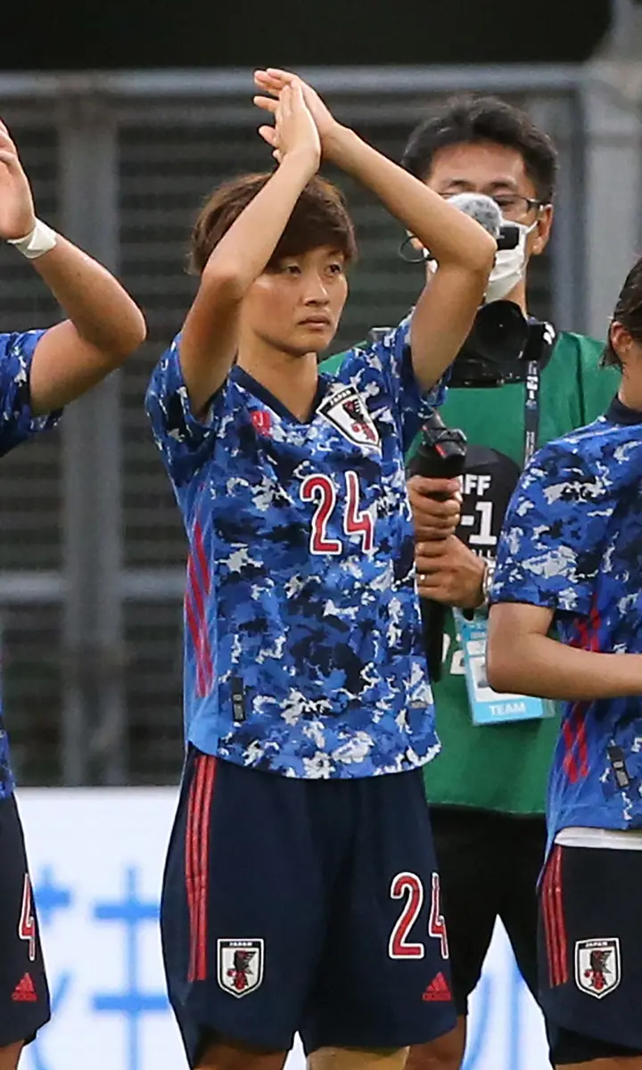 7月19日のＥ―１選手権女子「日本・韓国」戦でサポーターにあいさつする林