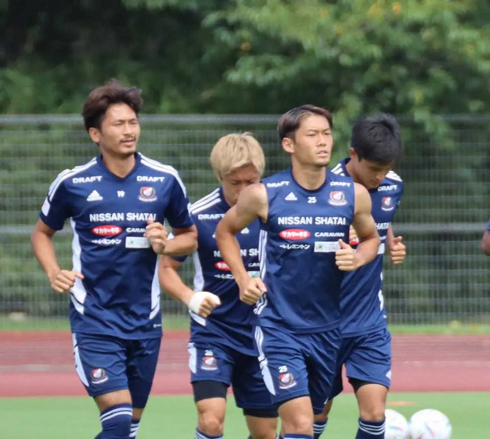 FC東京戦へ向けランニングするDF小池龍太（右から2人目）ら横浜の選手たち