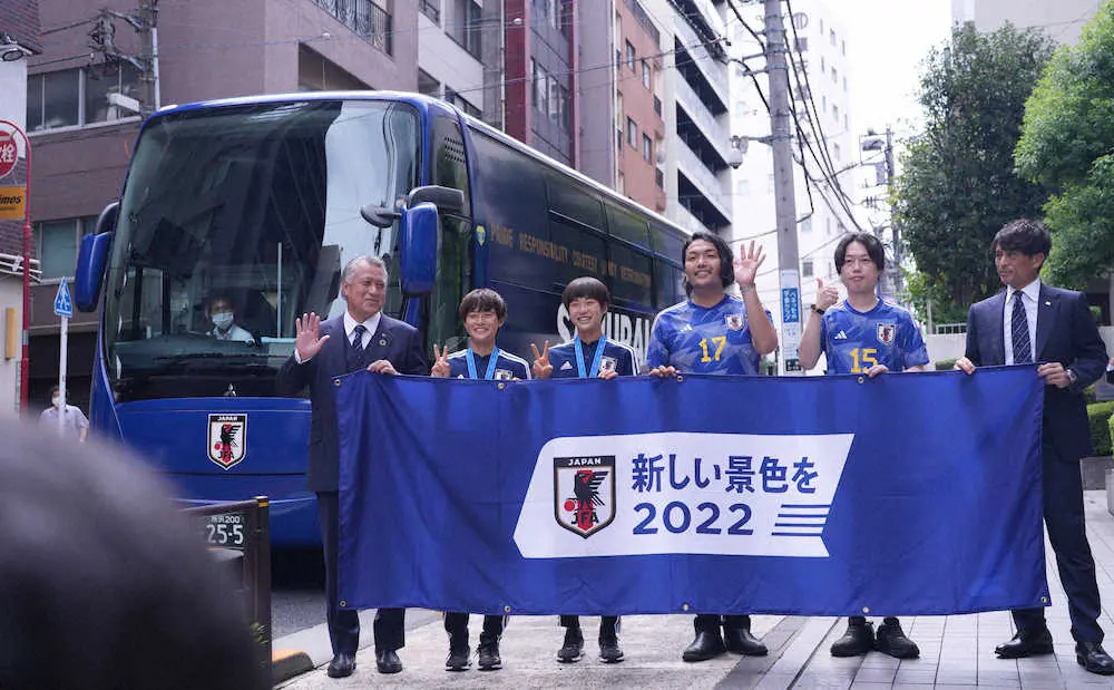 サッカー日本代表応援プロジェクト「新しい景色を2022」始動　全国バスキャラバン出発式