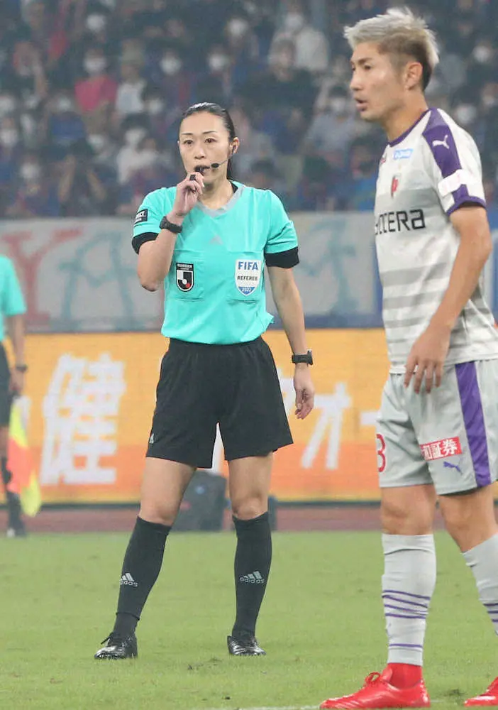 FC東京戦で山下良美審判がJ1初の女性主審　長友が賛辞「堂々としたコントロール」