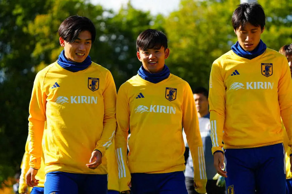 笑顔で練習する（左から）上田、久保、鎌田（撮影・小海途　良幹）