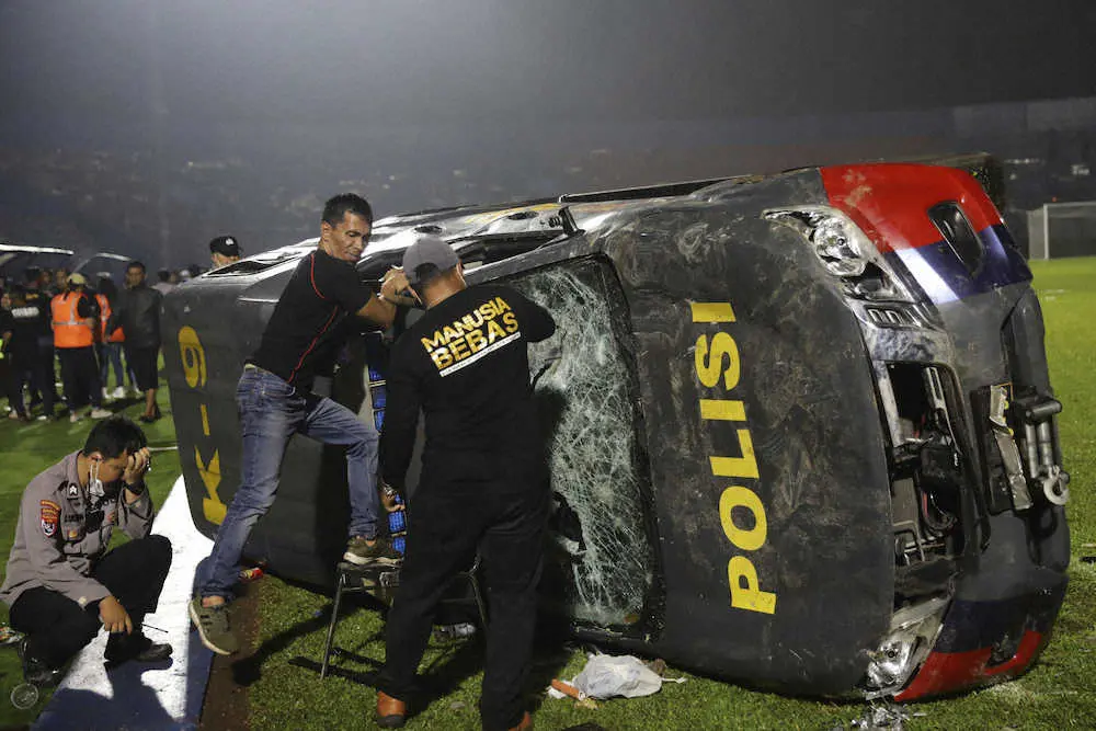 暴徒化した観客によって破壊された警察の車両（AP）