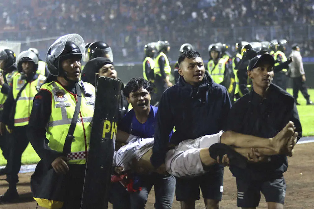 インドネシアのサッカーの試合で大暴動　129人が死亡する惨事　スタジアム内で34人が死亡