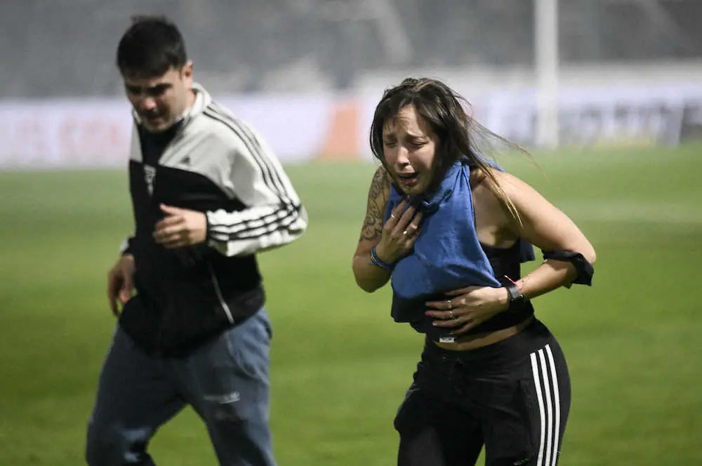 アルゼンチンでもサッカーの試合で騒乱状態　1人が死亡　スタジアムには催涙弾の煙が充満