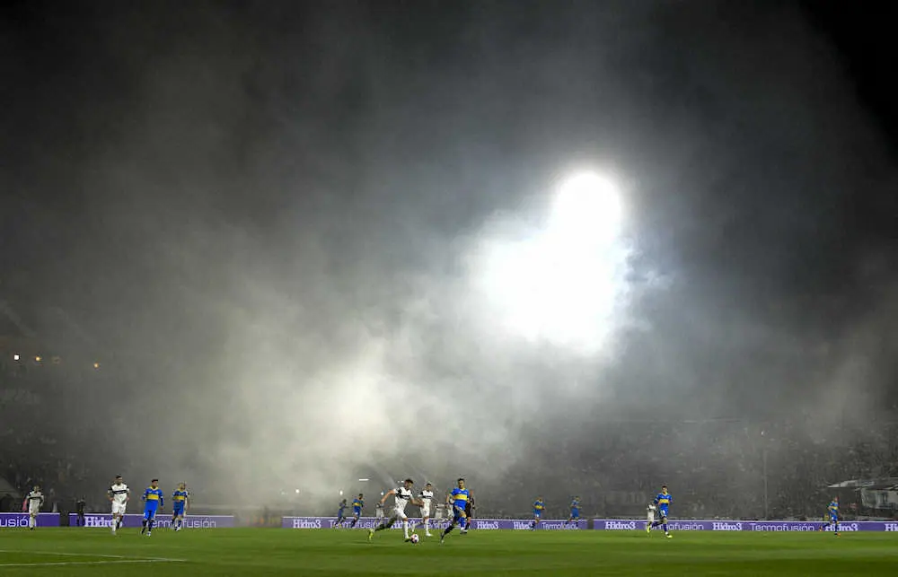 催涙弾の煙が漂う中で試合をしたヒムナシアとボカ・ジュニアーズの選手（AP）