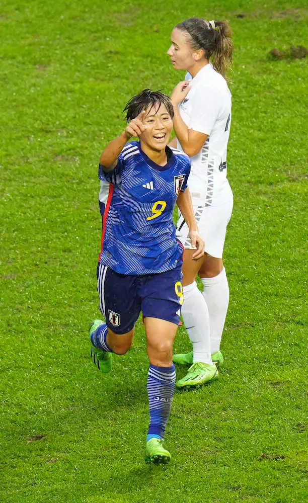 ＜MS＆ADカップ2022　日本女子代表・ニュージーランド女子代表＞後半、ゴールを決め喜ぶ植木（左）（撮影・西海健太郎）