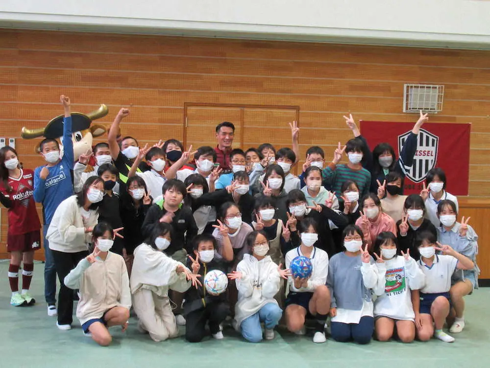 神戸が学校訪問事業を3年ぶりに再開　DF槙野がサプライズ登場　